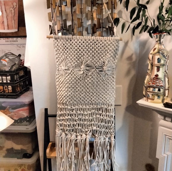 Handmade vintage macrame wall pocket wall hanging - Picture 7 of 9